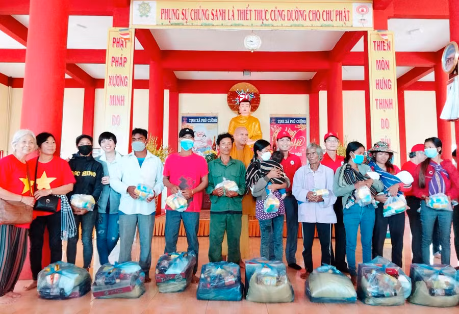 Đoàn công tác tặng quà cho các hộ nghèo là đồng bào DTTS trên địa bàn xã Ayun, huyện Chư Sê.