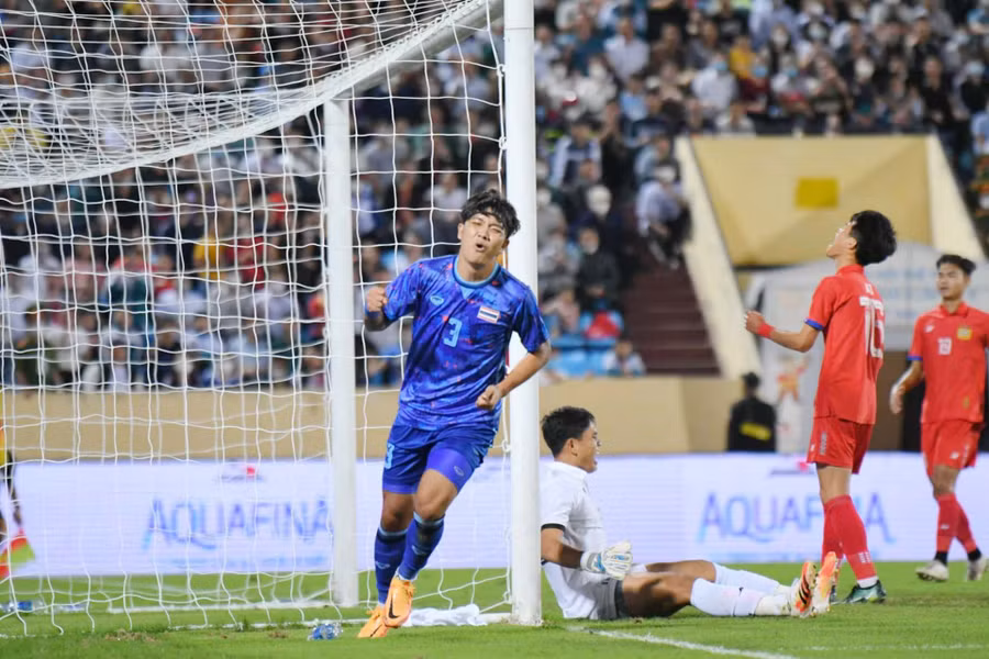U23 Thái Lan có bàn thắng duy nhất từ tình huống phản lưới nhà của hậu vệ AT (số 16, áo đỏ). Ảnh: FAT