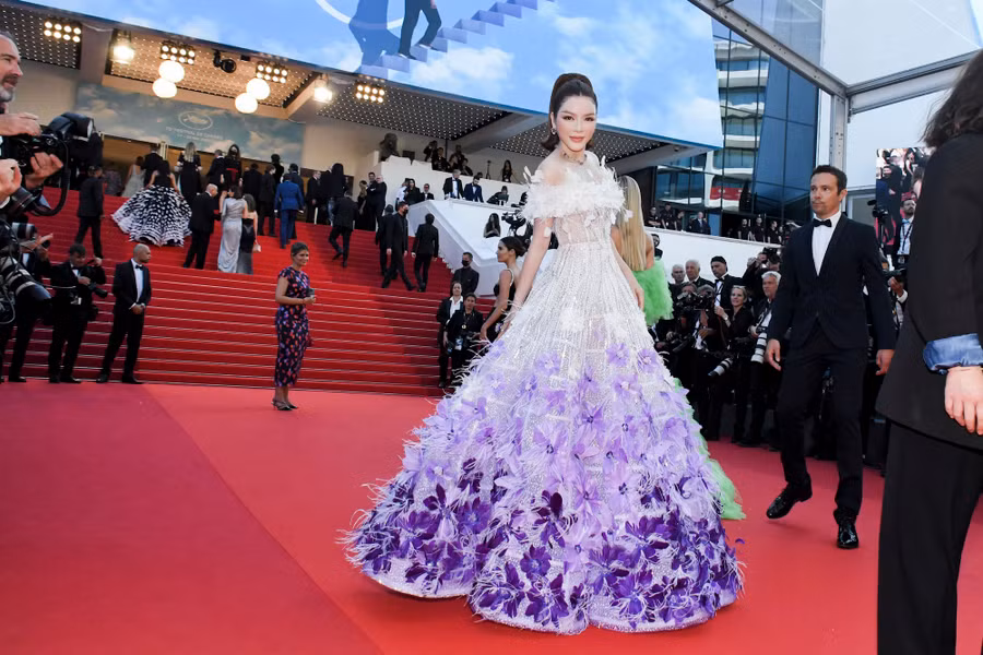 Lý Nhã Kỳ toát lên vẻ nữ tính, sang trọng trong ngày đầu ở Cannes. Một số khán giả còn liên tưởng đến vẻ ngọt ngào của nhân vật Thiên Di trong Kẻ thứ ba đang được trình chiếu tại các cụm rạp ở Việt Nam. Ảnh: JOYCE NGUYEN, LINH PHAM