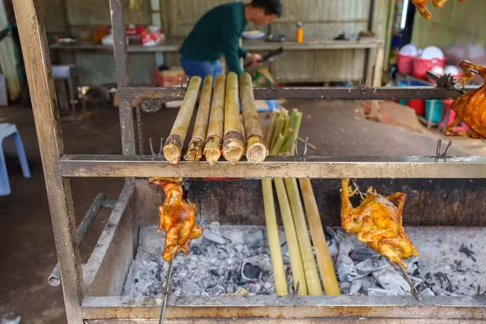 Gà nướng lửa cao nên da giòn rụm, thịt vẫn còn giòn và dai, thấm gia vị ướp từ trong nên ăn vừa miệng.
