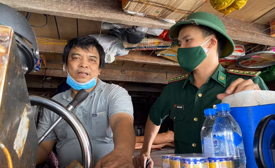  Thuyền trưởng Ngô Thanh Vinh (bên trái). Ảnh: Hải Phong