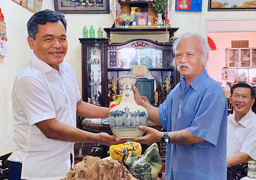 Bí thư Tỉnh ủy Hồ Văn Niên (bìa trái) thăm, tặng quà đồng chí Ksor Phước-nguyên Ủy viên Ban Chấp hành Trung ương Đảng, Chủ tịch Hội đồng Dân tộc của Quốc hội, Bí thư Tỉnh ủy. Ảnh Mộc Trà Bí thư Tỉnh ủy Hồ Văn Niên (bìa trái) thăm, tặng quà đồng chí Ksor Phước-nguyên Ủy viên Ban Chấp hành Trung ương Đảng, Chủ tịch Hội đồng Dân tộc của Quốc hội, Bí thư Tỉnh ủy. Ảnh Mộc Trà