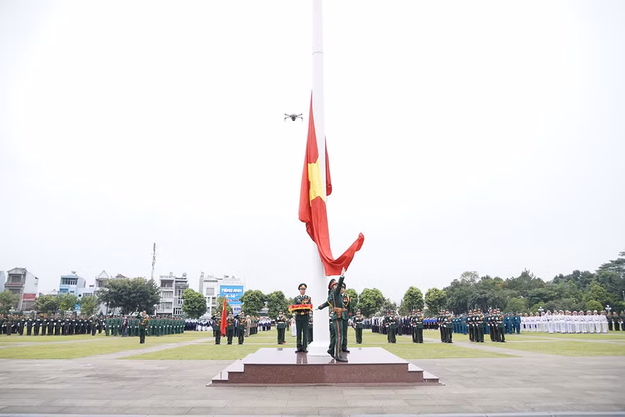 Không khí trang nghiêm của lễ thượng cờ tại Quảng trường Đại Đoàn Kết sáng ngày 19-5. Ảnh: Phạm Quý