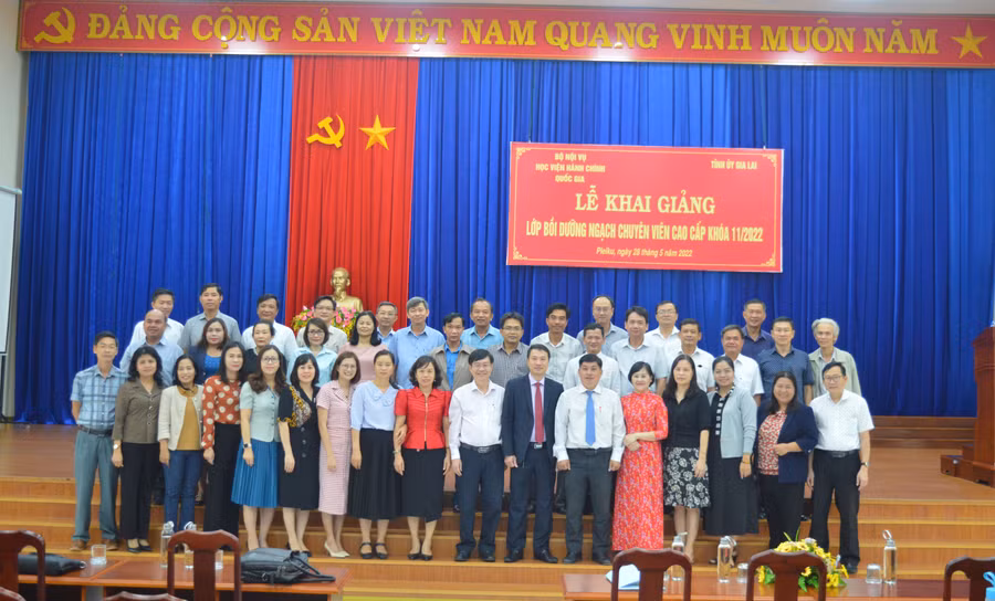 Các học viên chụp hình lưu niệm tại lễ khai mạc. Ảnh: Anh Huy