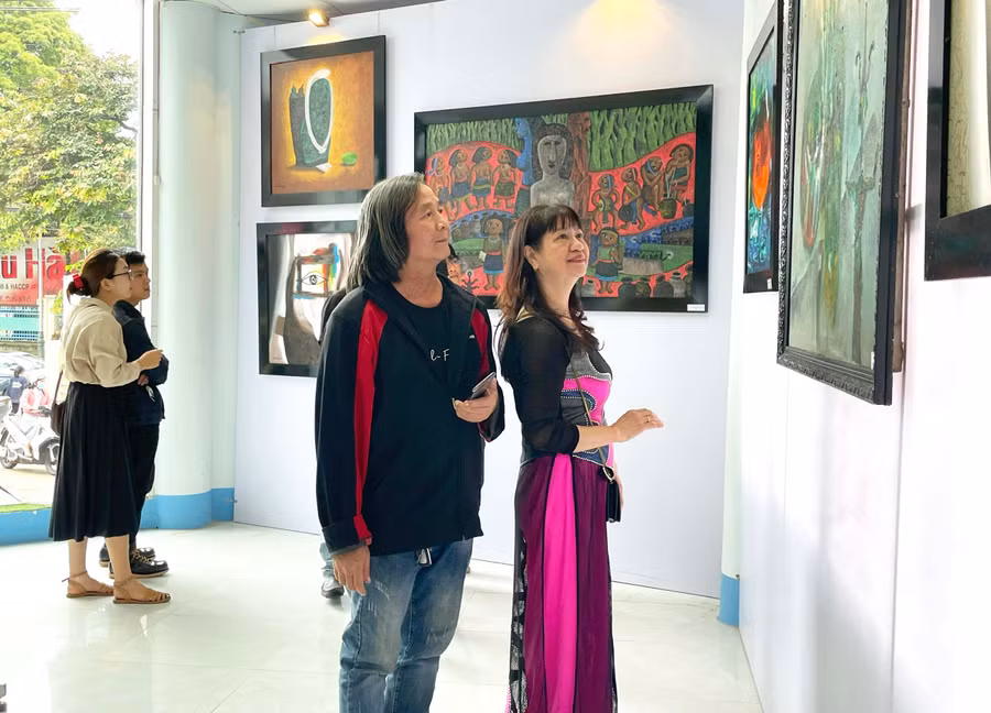 Triển lãm tranh của họa sĩ Lê Hùng đã góp thêm một góc nhìn về văn học nghệ thuật Gia Lai. Ảnh: Phương Duyên