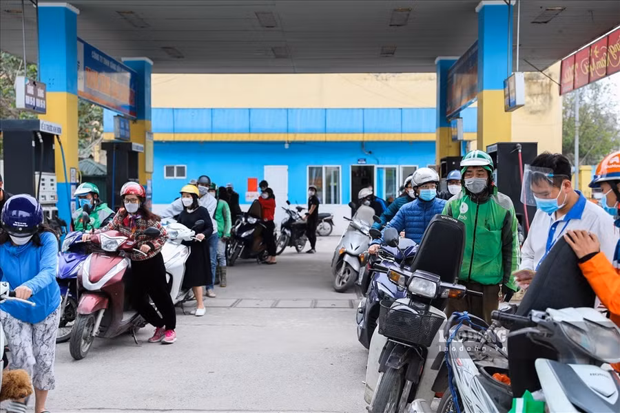 Giá xăng dầu dự báo tiếp tục tăng. Ảnh: Phan Anh 