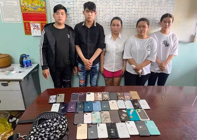  Các nghi phạm cùng tang vật tại cơ quan công an