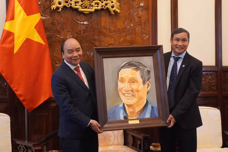 Và ông cũng tặng tranh cho HLV Mai Đức Chung. Ảnh: Gia Hân