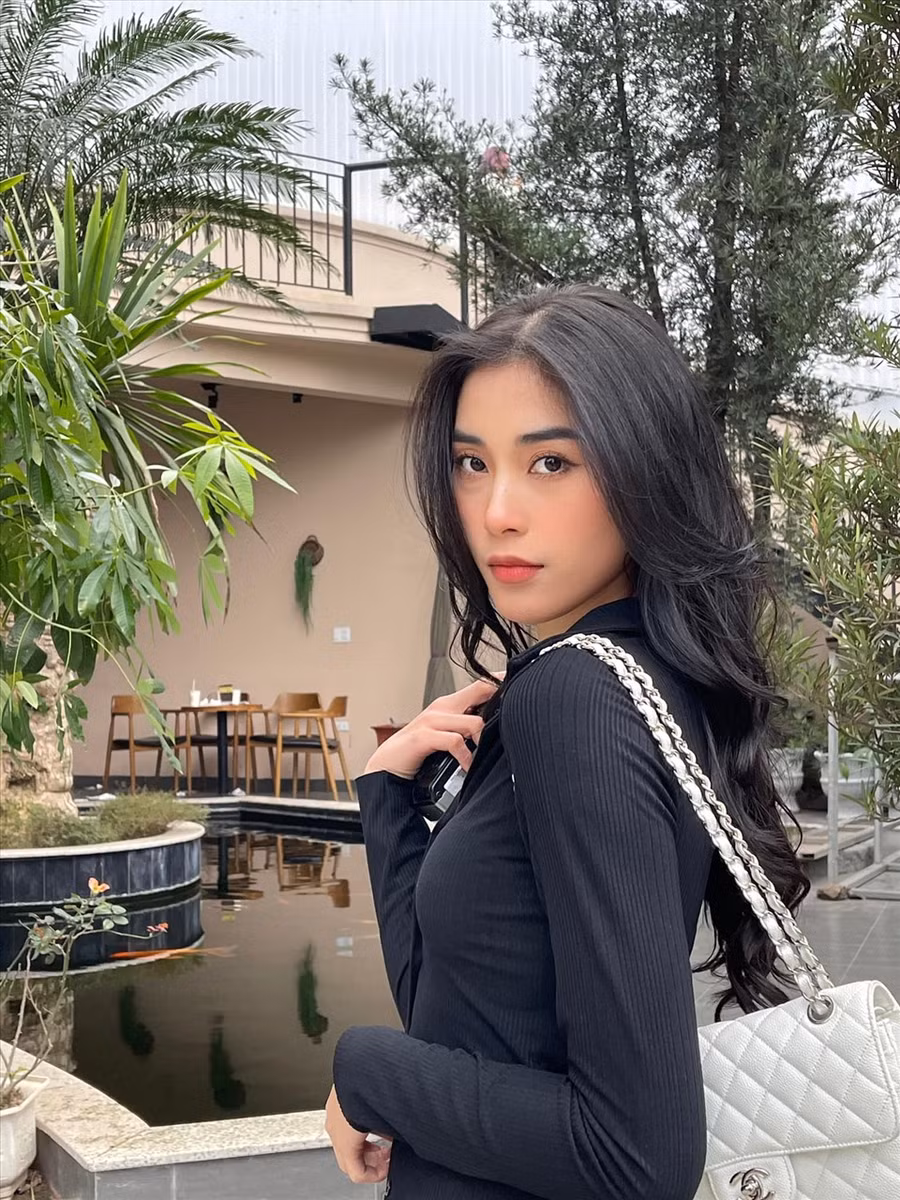 "Là một vận động viên, có quá nhiều rào cản khiến em không thể thực hiện. Sau 2 năm suy nghĩ và đắn đo em đã đưa ra một quyết định quan trọng trong cuộc đời của mình đó là giải nghệ. Em muốn tuổi trẻ của em được học hỏi, được va chạm, được khám phá những việc mà em chưa bao giờ có cơ hội thử", Đặng Thu Huyền chia sẻ về lý do dự thi Hoa hậu Hoàn vũ Việt Nam 2022. Ảnh: NVCC.