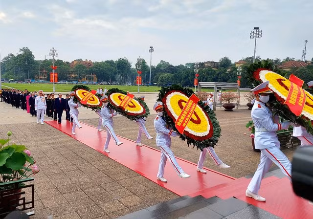 Vòng hoa của Đoàn mang dòng chữ "Đời đời nhớ ơn Chủ tịch Hồ Chí Minh vĩ đại" - Ảnh: VGP/Nguyễn Hoàng Vòng hoa của Đoàn mang dòng chữ
