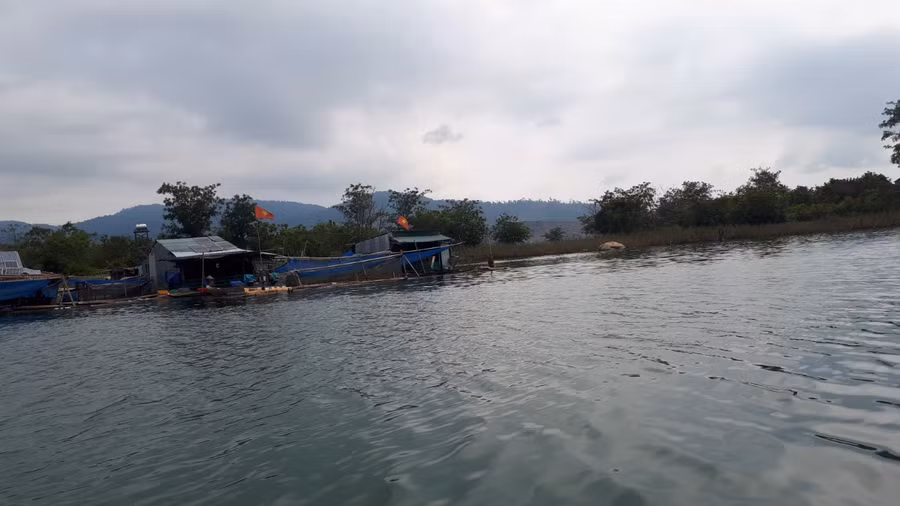 Sau khoảng 30 phút đi thuyền, khách sẽ ghé thăm làng chài trên hồ.