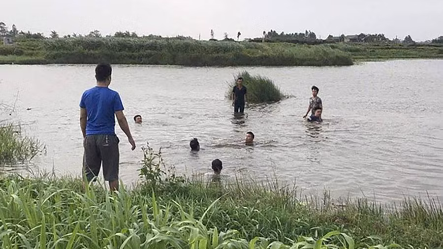 Người dân cùng lực lượng chức năng tìm kiếm các nạn nhân. Ảnh: CTV