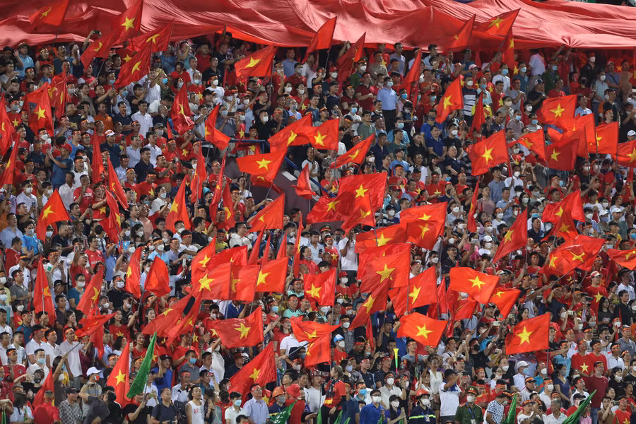 Hàng chục ngàn khán giả tại sân Việt Trì cổ vũ nồng nhiệt cho U23 Việt Nam. Ảnh: Văn Hữu