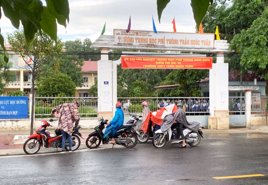 Cổng Trường THPT Trần Quốc Tuấn (huyện Phú Thiện) nơi 2 nữ sinh xảy ra xô xát. Ảnh: Vũ Chi