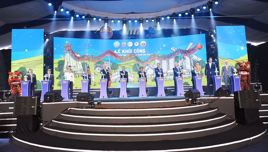  Các đại biểu nhấn nút khởi công dự án Tổ hợp nông nghiệp úng dụng công nghệ cao DHN Gia Lai tại huyện Chư Pưh. Ảnh: Lê Nam