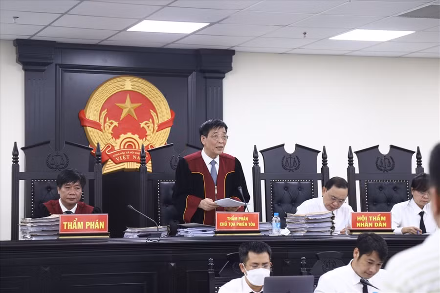 Chủ toạ Đào Bá Sơn công bố bản án với 14 bị cáo trong vụ buôn bán hàng giả là thuốc chữa bệnh. Ảnh: V.D