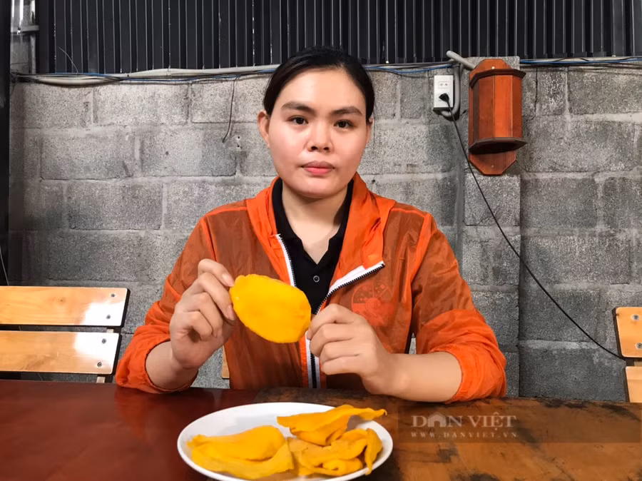 Sản phẩm xoài sấy muối ớt Tây Ninh có hương vị vừa thơm, ngon rất đặc trưng. Ảnh: Công Tâm