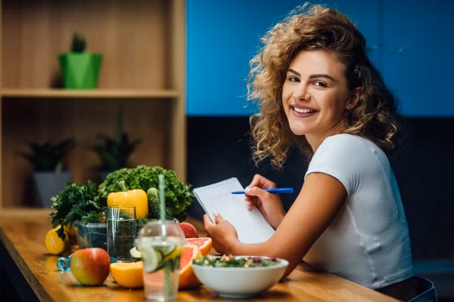 Để sống thọ, bạn nên ăn 5 phần trái cây hoặc rau mỗi ngày. Ảnh: Shutterstock