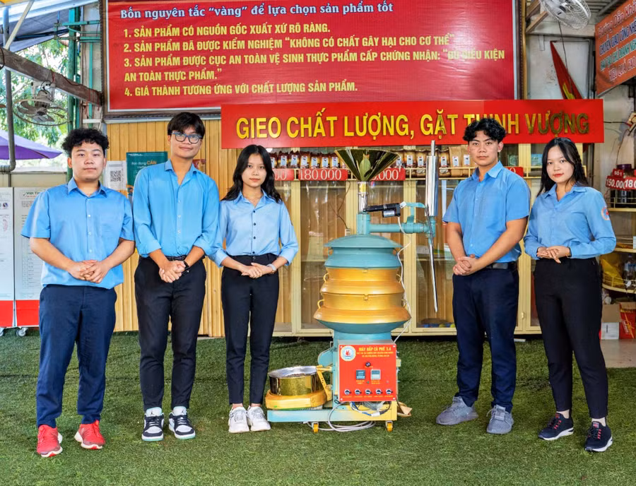 Nhóm tác giả Trường THPT chuyên Hùng Vương bên sản phẩm máy hấp cà phê. Ảnh: Phan Lài
