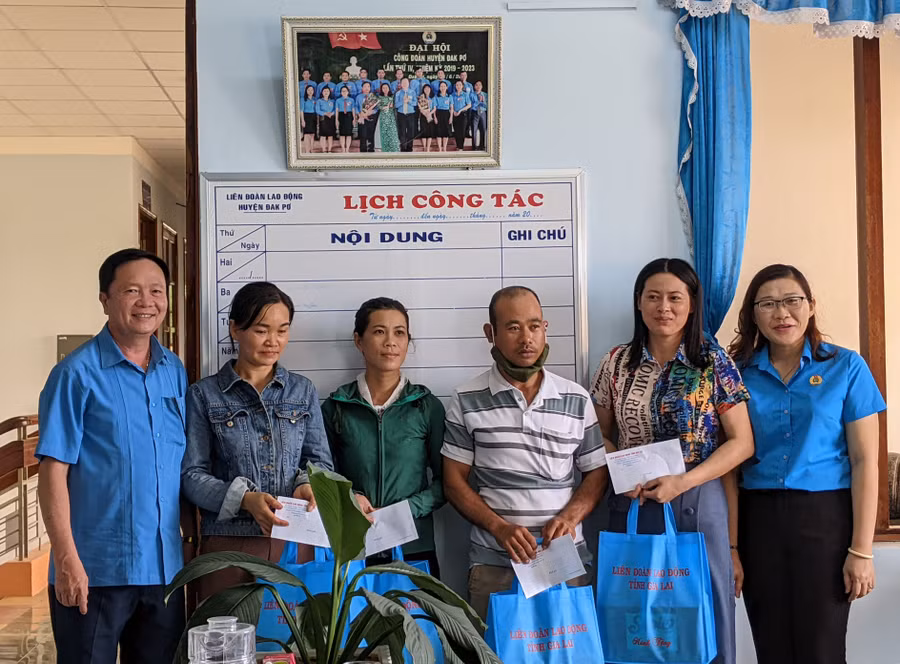 Đồng chí Nguyễn Ngọc Minh tặng quà cho 4 đoàn viên công đoàn không máy bị bệnh hiểm nghèo. Ảnh: Nguyễn Hiền