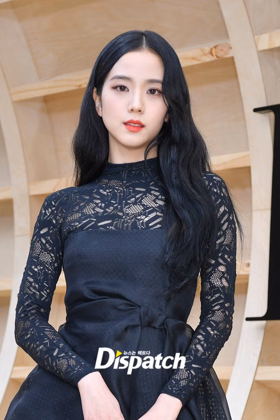 Các tài khoản mạng xã hội của Dior và tập đoàn LVMH cũng liên tục cập nhật hình ảnh, clip hoặc thả tim những bài đăng liên quan đến Jisoo. Ảnh: DISPATCH