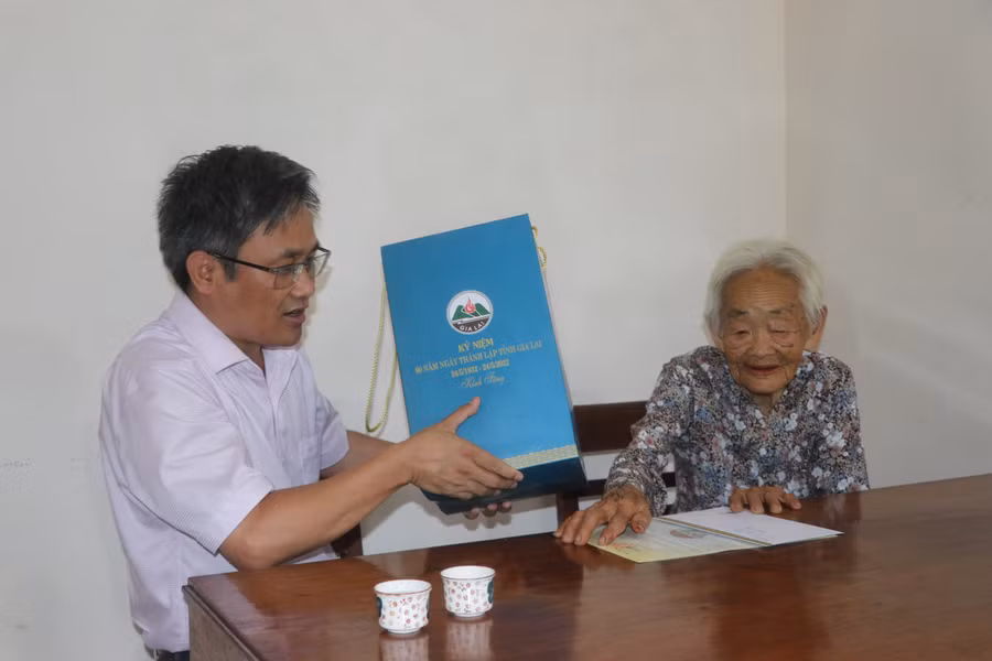 Bí thư Thị ủy An Khê Nguyễn Xuân Phước đến thăm, tặng quà của Tỉnh ủy-HĐND-UBND-Ủy ban MTTQ Việt Nam tỉnh cho Mẹ Việt Nam Anh hùng Phùng Thị Đâu (phường An Bình). Ảnh: Ngọc Minh
