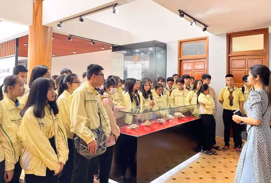 Học sinh Trường THPT Quang Trung (thị xã An Khê) tham quan, tìm hiểu tại Nhà trưng bày Tây Sơn Thượng đạo. Ảnh: Ngọc Minh