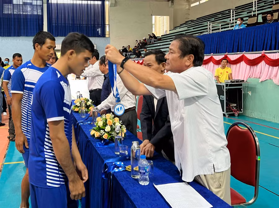 Ông Trần Ngọc Nhung (bìa phải)-Giám đốc Sở Văn hóa-Thể thao và Du lịch, Trưởng ban tổ chức hội thi trao huy chương cho các vận động viên tham nội dung kéo co nam. Ảnh Phan Lài.