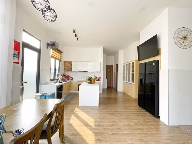 Không gian trong nhà được thiết kế lại với 3 phòng ngủ gồm phòng cho bà, phòng cho bé trai, phòng của mẹ và hai em gái.