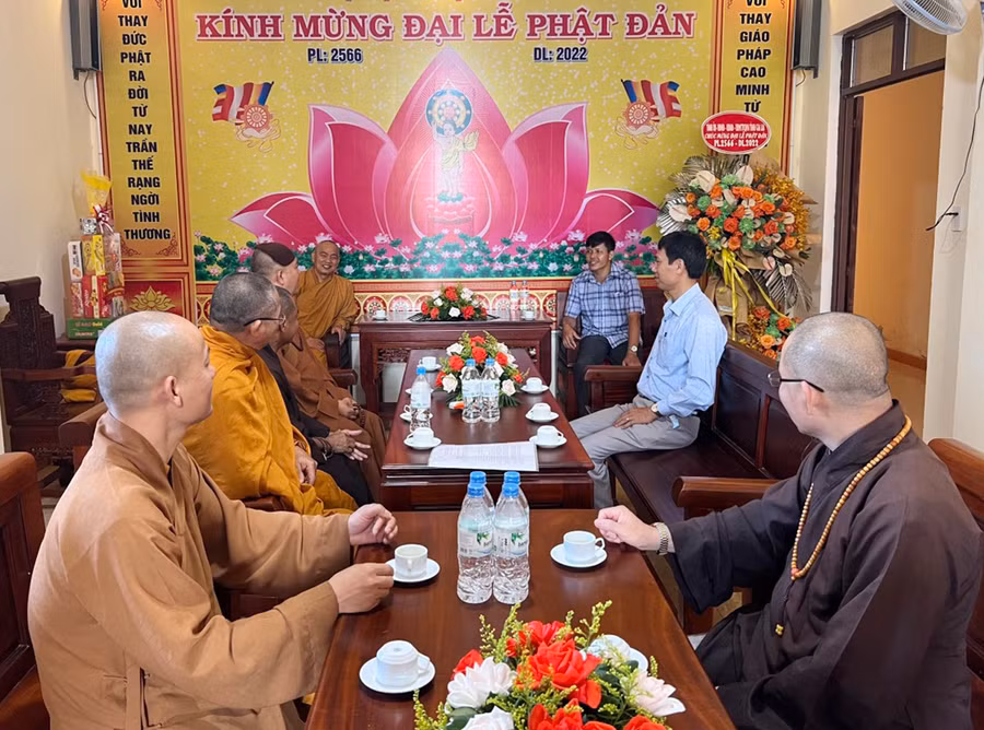 Đoàn công tác của Ban Thường trực Ủy ban MTTQ Việt Nam tỉnh Gia Lai thăm và chúc mừng Ban Trị sự Giáo hội Phật giáo Việt Nam tỉnh nhân dịp Đại lễ Phật đản. Ảnh: Thanh Nhật
