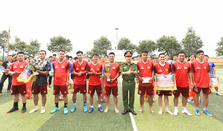  Đội bóng Công an huyện Đức Cơ đã lên ngôi vô địch. Ảnh: Văn Ngọc