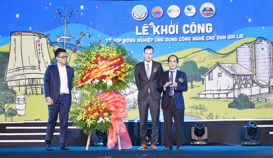 Thay mặt Tỉnh ủy, UBND-HĐND tỉnh Chủ tịch UBND tỉnh Võ Ngọc Thành tặng hoa chúc mừng 2 tập đoàn. Ảnh: Lê Nam