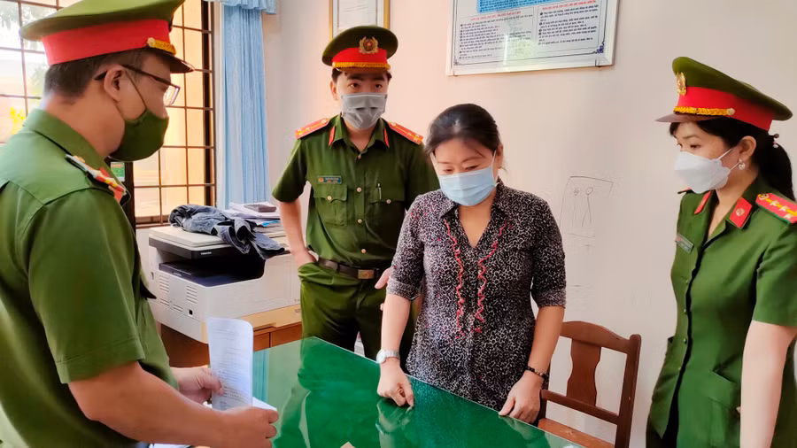 Công an tỉnh Trà Vinh thi hành các quyết định đối với Lê Thị Mỹ Hồng. Ảnh: Xuân Phúc