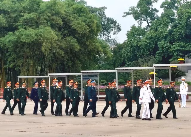 Đoàn đại biểu Bộ Quốc phòng vào Lăng viếng Chủ tịch Hồ Chí Minh - Ảnh: VGP/Nguyễn Hoàng Đoàn đại biểu Bộ Quốc phòng vào Lăng viếng Chủ tịch Hồ Chí Minh - Ảnh: VGP/Nguyễn Hoàng
