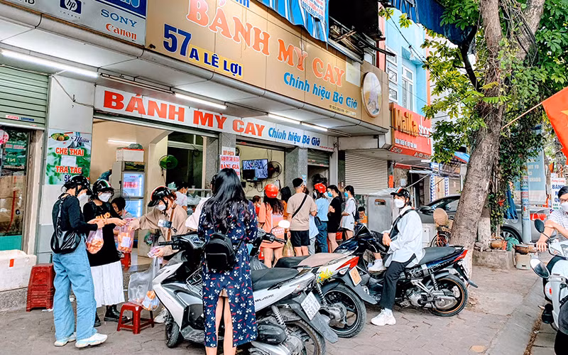 Các điểm bán bánh mì que - món ăn vặt hấp dẫn và cũng được coi là món quà quê của Hải Phòng luôn luôn đông khách.
