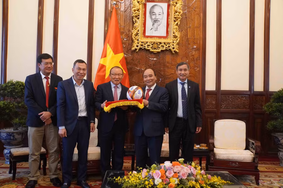 Chủ tịch nước cùng 2 HLV và lãnh đạo ngành thể thao, Liên đoàn Bóng đá Việt Nam. Ảnh: Gia Hân