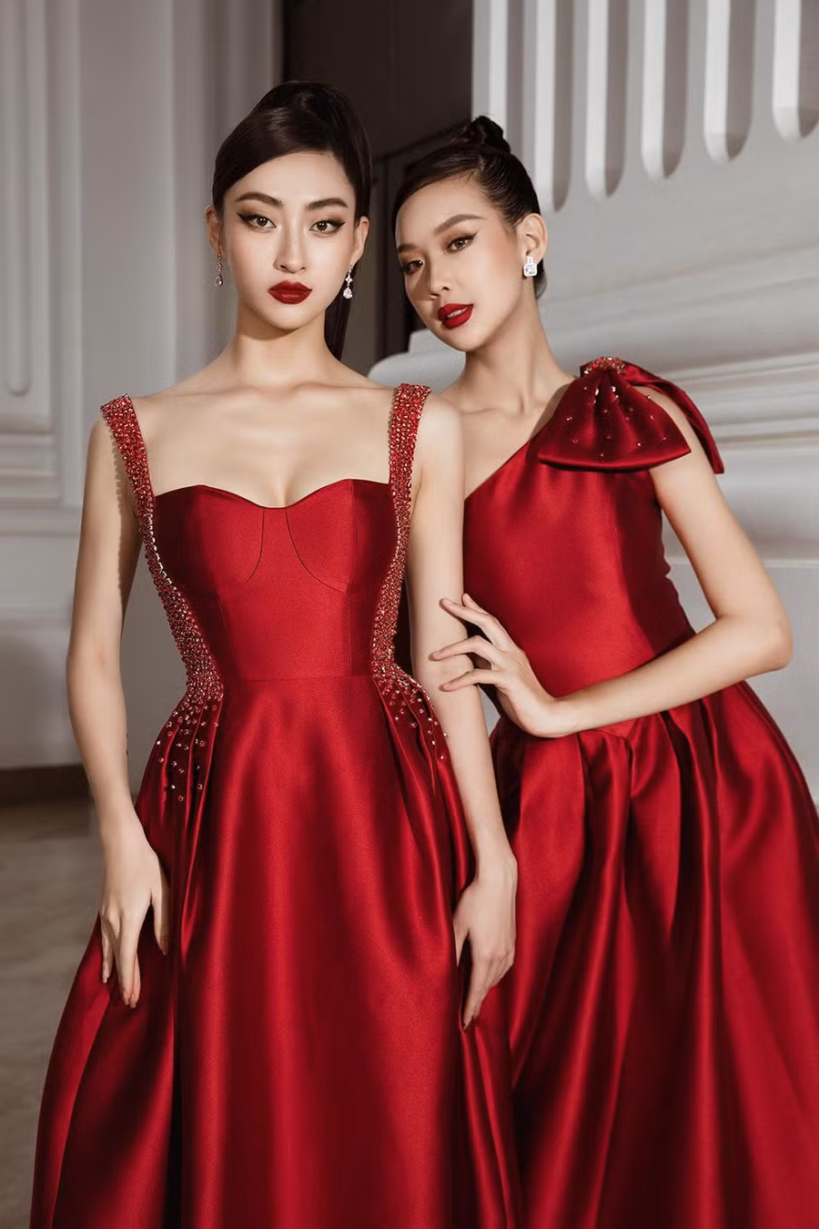 Cả hai khoe nhan sắc kiều diễm trong những bộ váy tông màu đỏ rực.