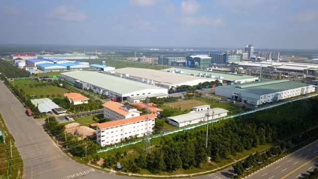 Một trong các điều kiện chuyển đổi khu công nghiệp sang phát triển khu đô thị-dịch vụ là khu công nghiệp nằm trong khu vực nội thành của đô thị loại đặc biệt, đô thị loại I trực thuộc trung ương và các đô thị loại I trực thuộc tỉnh. Một trong các điều kiện chuyển đổi khu công nghiệp sang phát triển khu đô thị - dịch vụ là khu công nghiệp nằm trong khu vực nội thành của đô thị loại đặc biệt, đô thị loại I trực thuộc trung ương và các đô thị loại I trực thuộc tỉnh.