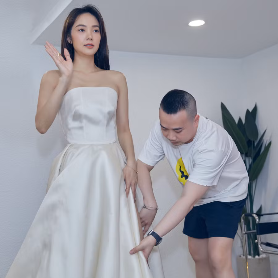 Huy Trần là một trong hai nhà thiết kế Việt Nam phụ trách phần váy chụp ảnh cưới cho Minh Hằng