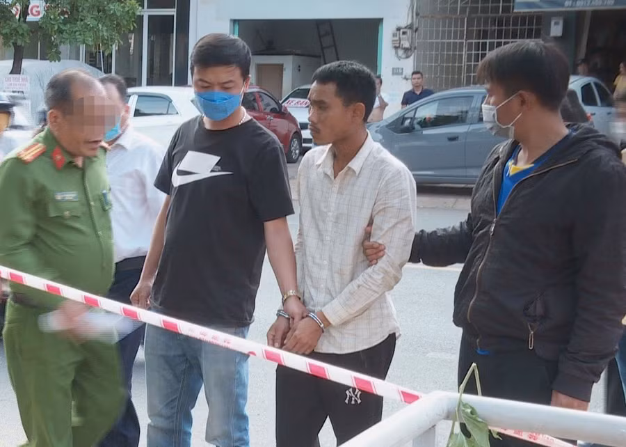 Công an dẫn giải nghi phạm Y Tơng (áo trắng) đến hiện trường vụ án. Ảnh: Công an cung cấp