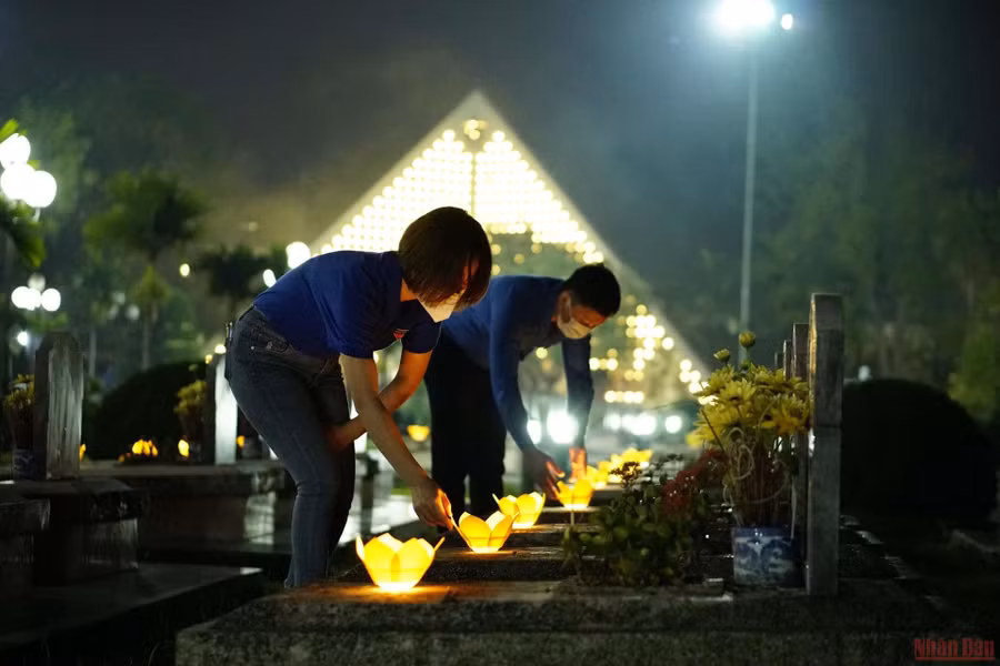 Đoàn viên, thanh niên tỉnh Điện Biên thắp nến tri ân các Anh hùng, liệt sĩ tại Nghĩa trang liệt sĩ A1.