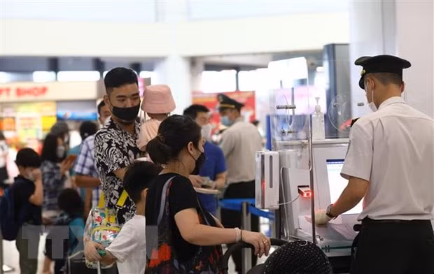 Hành khách tại sân bay Nội Bài. Ảnh: Huy Hùng/TTXVN