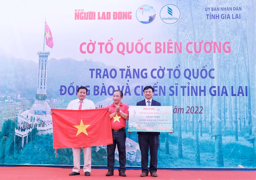 Đại diện Báo Người Lao Động trao bảng tượng trưng tặng 10 ngàn lá cờ Tổ quốc cho tỉnh Gia Lai. Ảnh: Minh Châu Đại diện Báo Người Lao Động trao bảng tượng trưng 10 ngàn lá cờ Tổ quốc cho tỉnh Gia Lai. Ảnh: Minh Châu