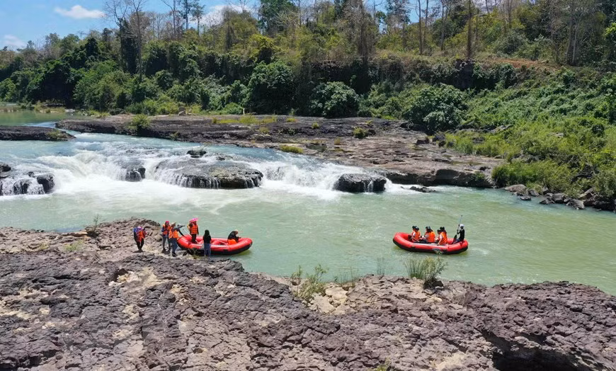 Du khách trải nghiệm chèo thuyền trên sông Sêrêpôk. Ảnh: Hoài Thu/TTXVN