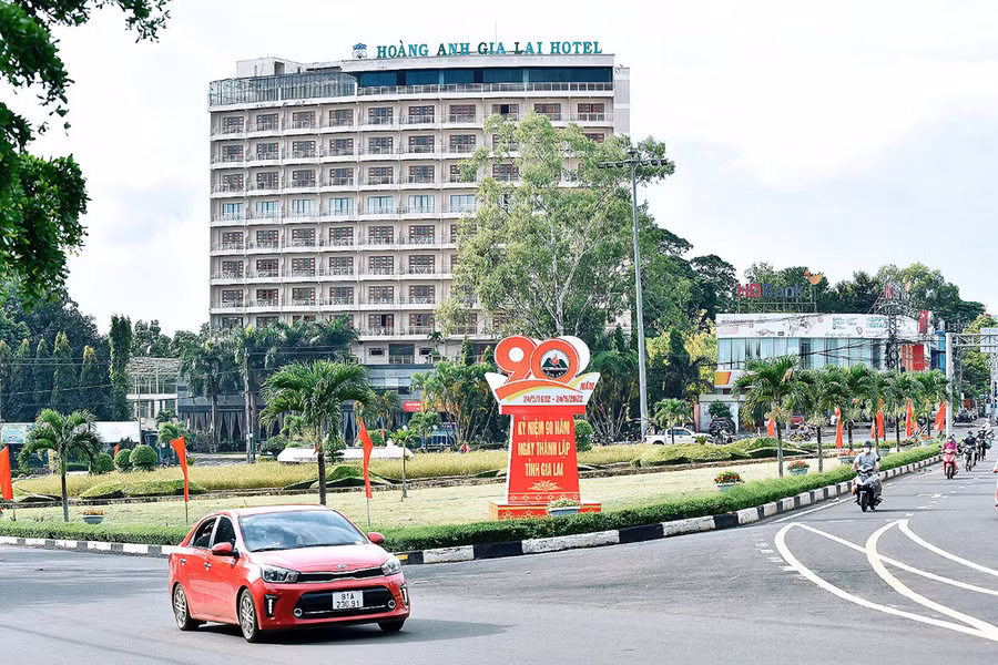 Khách sạn Hoàng Anh Gia Lai là một trong số ít điểm lưu trú đạt tiêu chuẩn 4 sao trên địa bàn tỉnh. Ảnh: Đức Thụy Khách sạn Hoàng Anh Gia Lai là một trong số ít điểm lưu trú đạt tiêu chuẩn 4 sao trên địa bàn. Ảnh: Đức Thụy