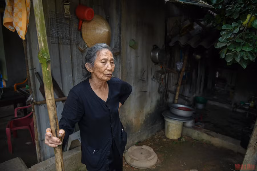  O Thiến trầm tư kể lại ký ức buồn những ngày trong tù. (Ảnh: THÀNH ĐẠT)