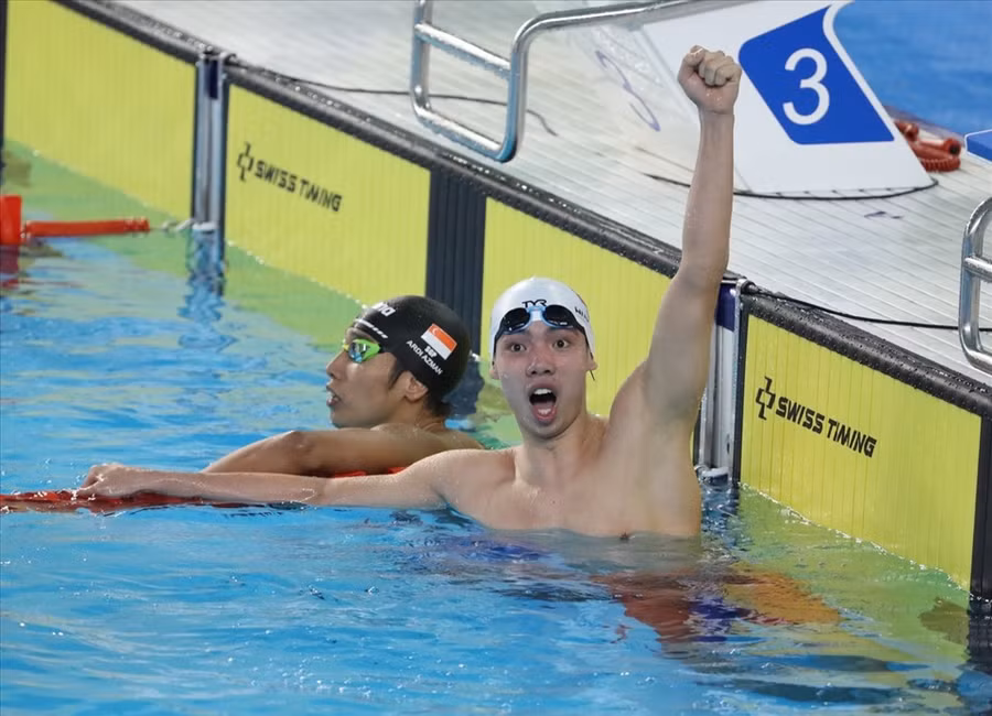 Nguyễn Huy Hoàng vui mừng khi giành huy chương vàng và phả kỷ lục SEA Games ở nội dung 400m tự do. Ảnh: Minh Hiếu