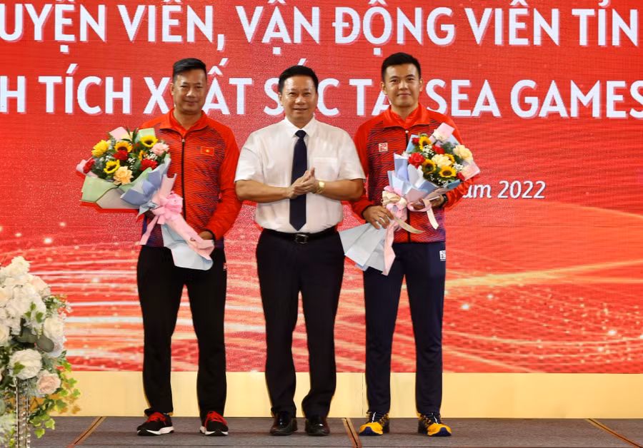 Lý Hoàng Nam (phải) được tuyên dương, khen thưởng lớn nhờ thành tích bảo vệ HCV SEA Games 31. Ảnh: Dư Hải