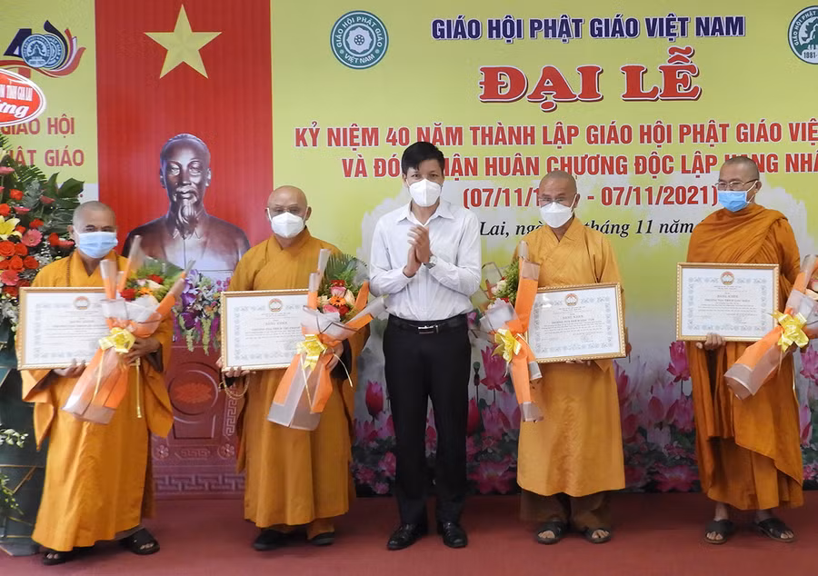  Phó Chủ tịch Ủy ban MTTQ Việt Nam tỉnh Đinh Ngọc Hải trao bằng khen cho các chức sắc tiêu biểu trong Ban Trị sự Giáo hội Phật giáo Việt Nam tỉnh. Ảnh: Thanh Nhật