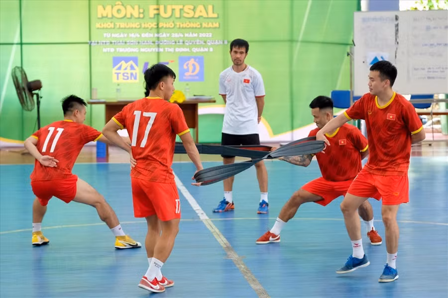 Thầy trò huấn luyên viên Phạm Minh Giang đang tích cực tập luyện hướng tới SEA Games 31. Ảnh: VFF